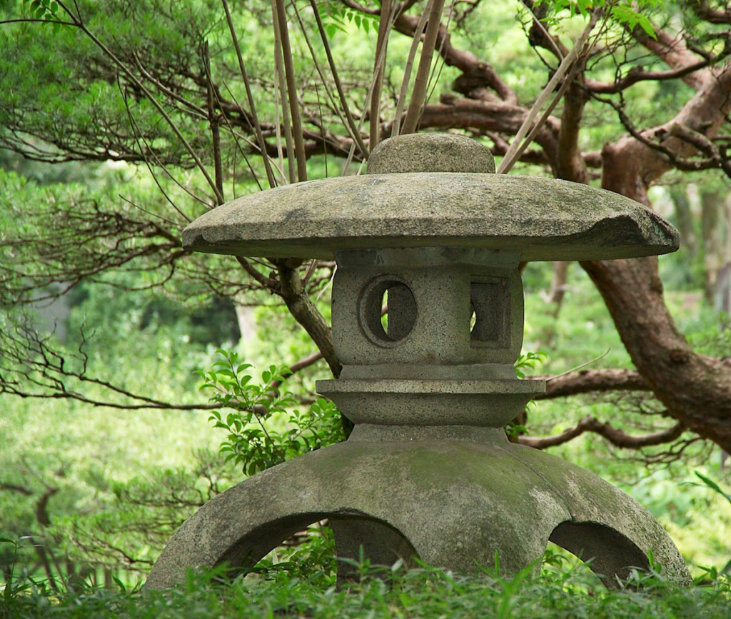 Торо японский каменный фонарь